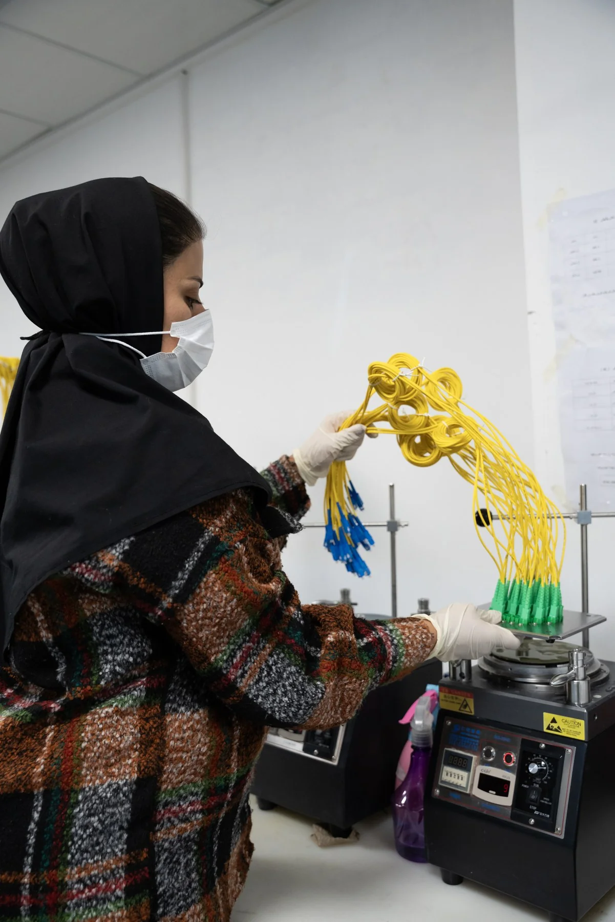 نگاهی به بررسی محصول در کارخانه سندلایت